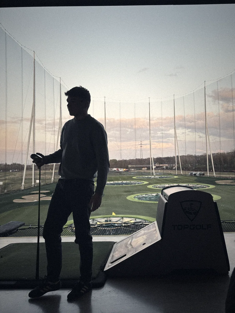 Marcel als Silhouette beim Topgolf