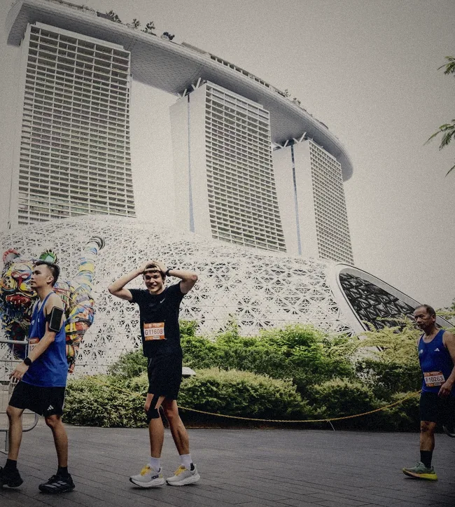 Marcel beim Singapur-Marathon vor dem Marina Bay Sands